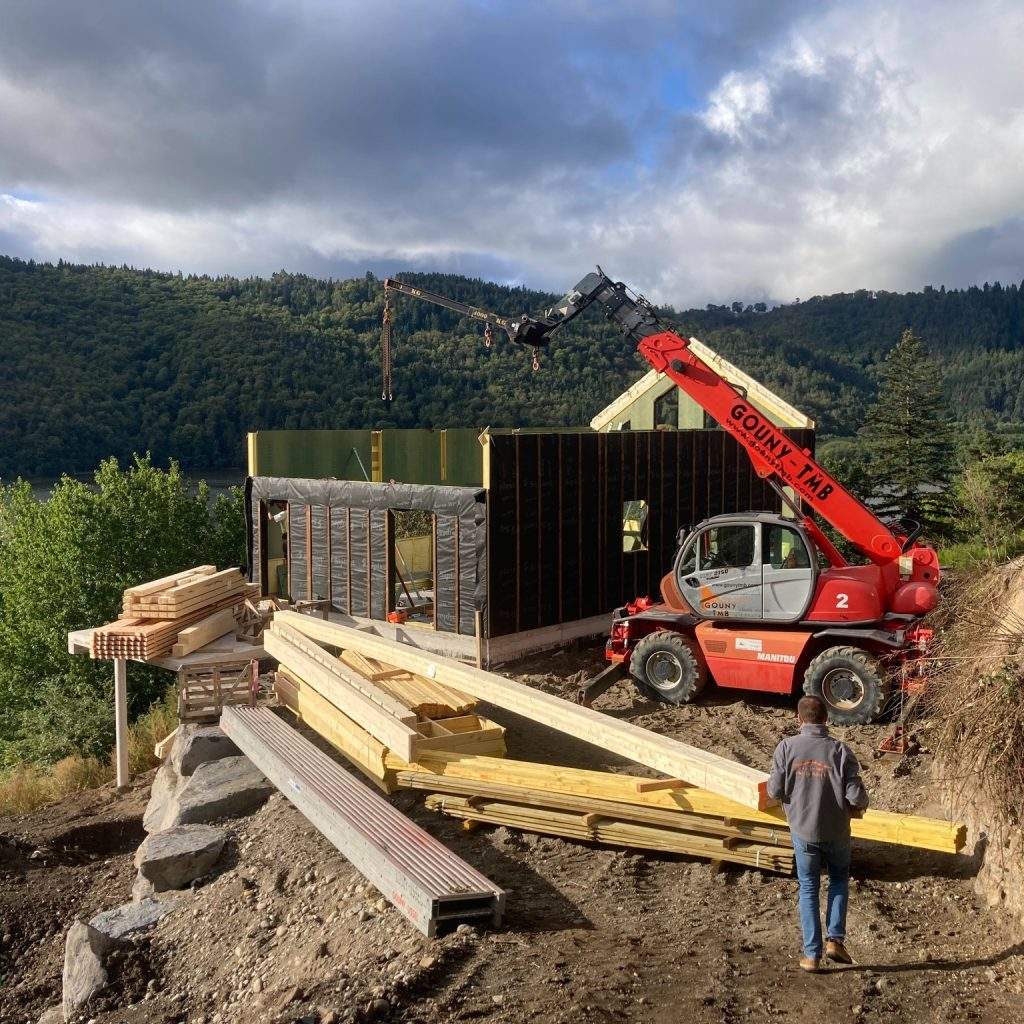 pose sur le chantier des murs en ossature bois et de la charpente