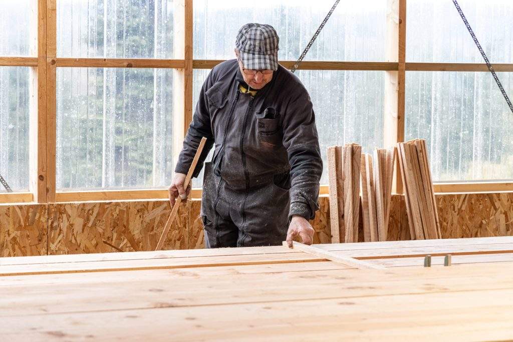 construction en atelier des plans de fabrication de la future maison en bois