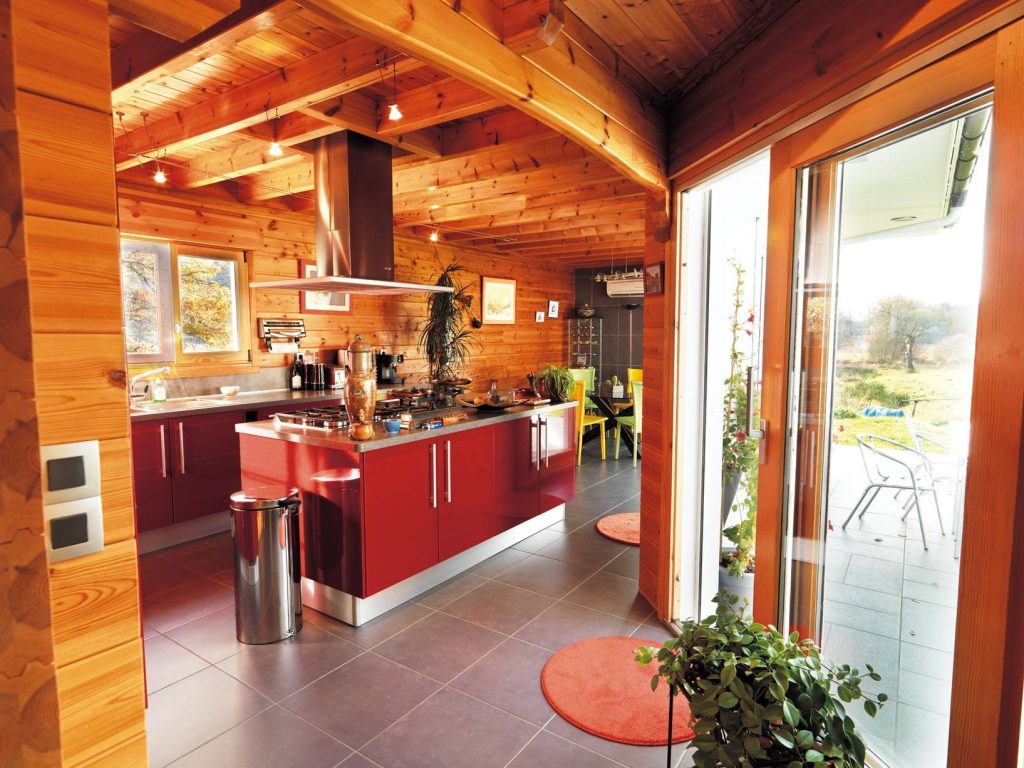 Vue intérieure de la cuisine d'une maison en bois