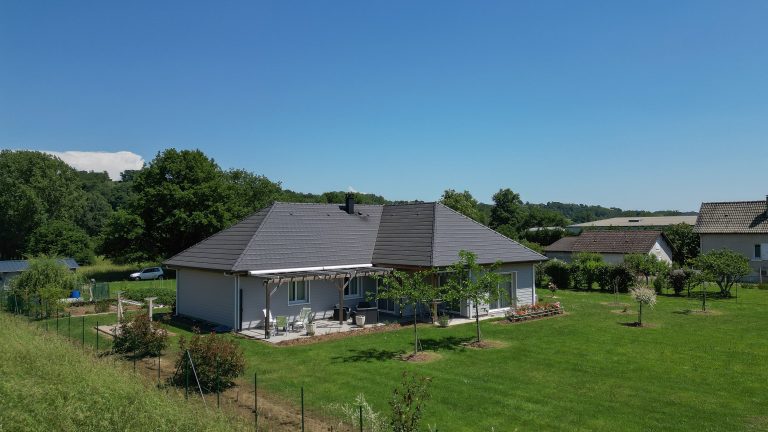 Maison bois avec bardage composite gris et pergola en bois à Allassac