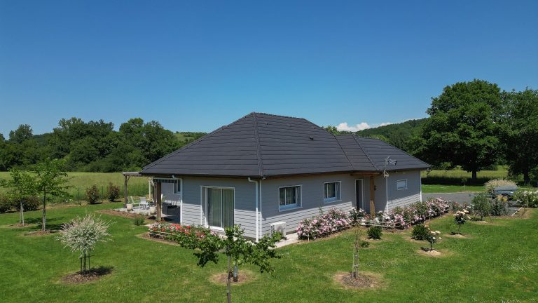 Maison de plain-pied en ossature bois avec bardage composite réalisée en Corrèze