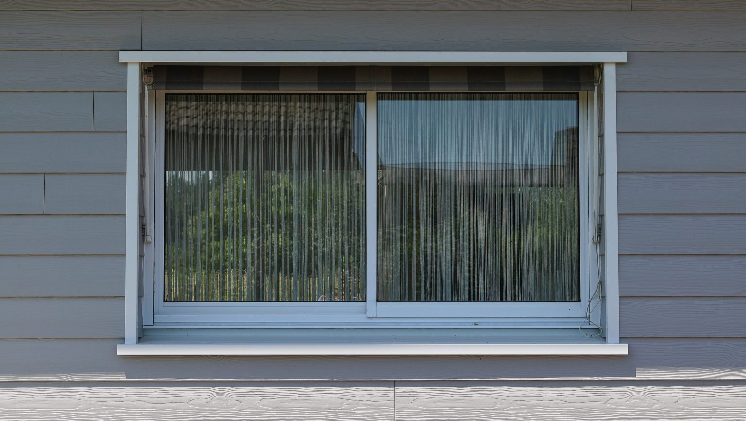 Fenêtre aluminium blanche intégrée à une maison ossature bois
