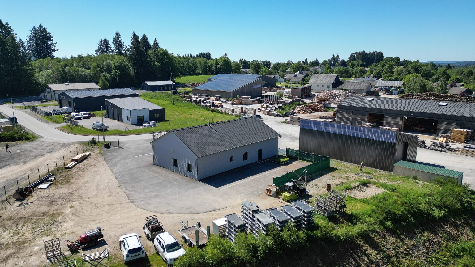 Vue aérienne arrière d'un bâtiment professionnel en ossature bois à Meymac
