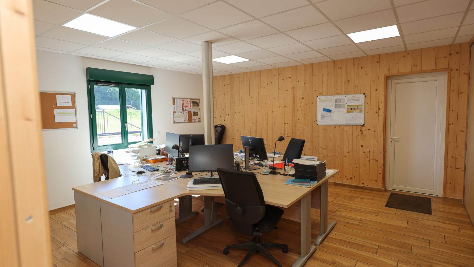 Bureau intérieur avec finition bois dans un bâtiment en ossature bois