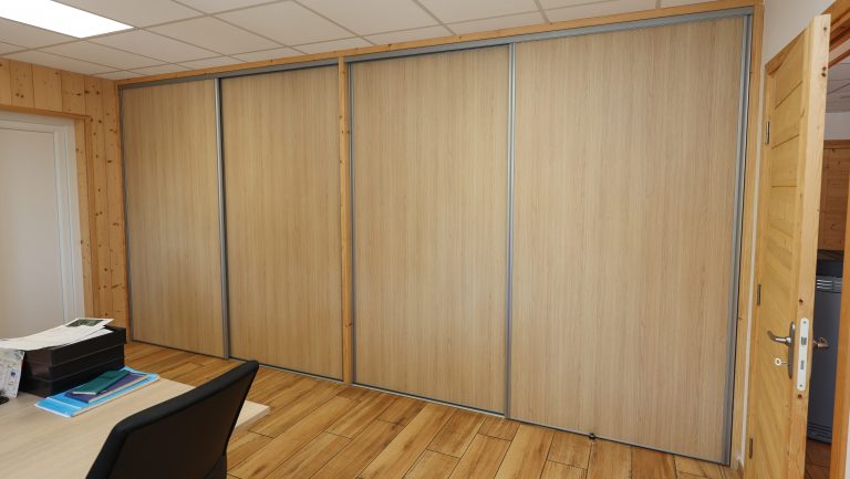 Placards intégrés en menuiserie intérieure bois dans un bureau