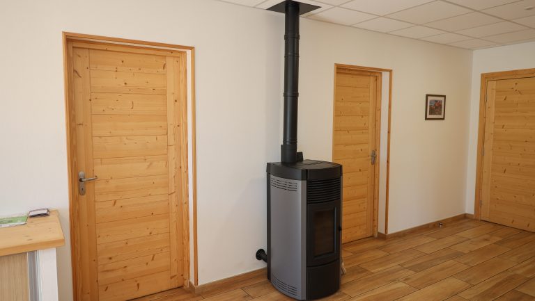 Poêle à granulés installé dans des bureaux en ossature bois