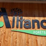 Enseigne Alliance Forêts Bois sur bardage Douglas naturel