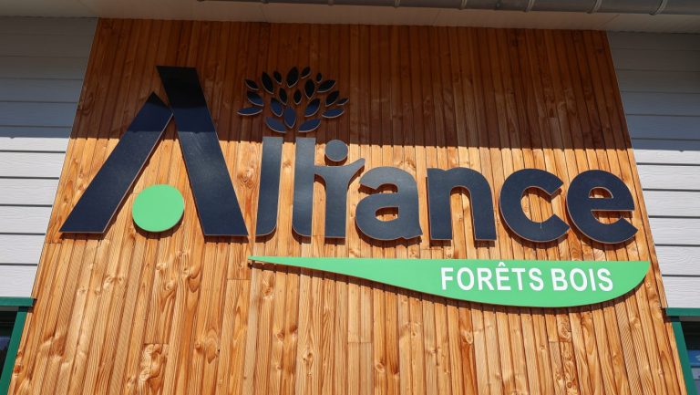 Enseigne Alliance Forêts Bois sur bardage Douglas naturel