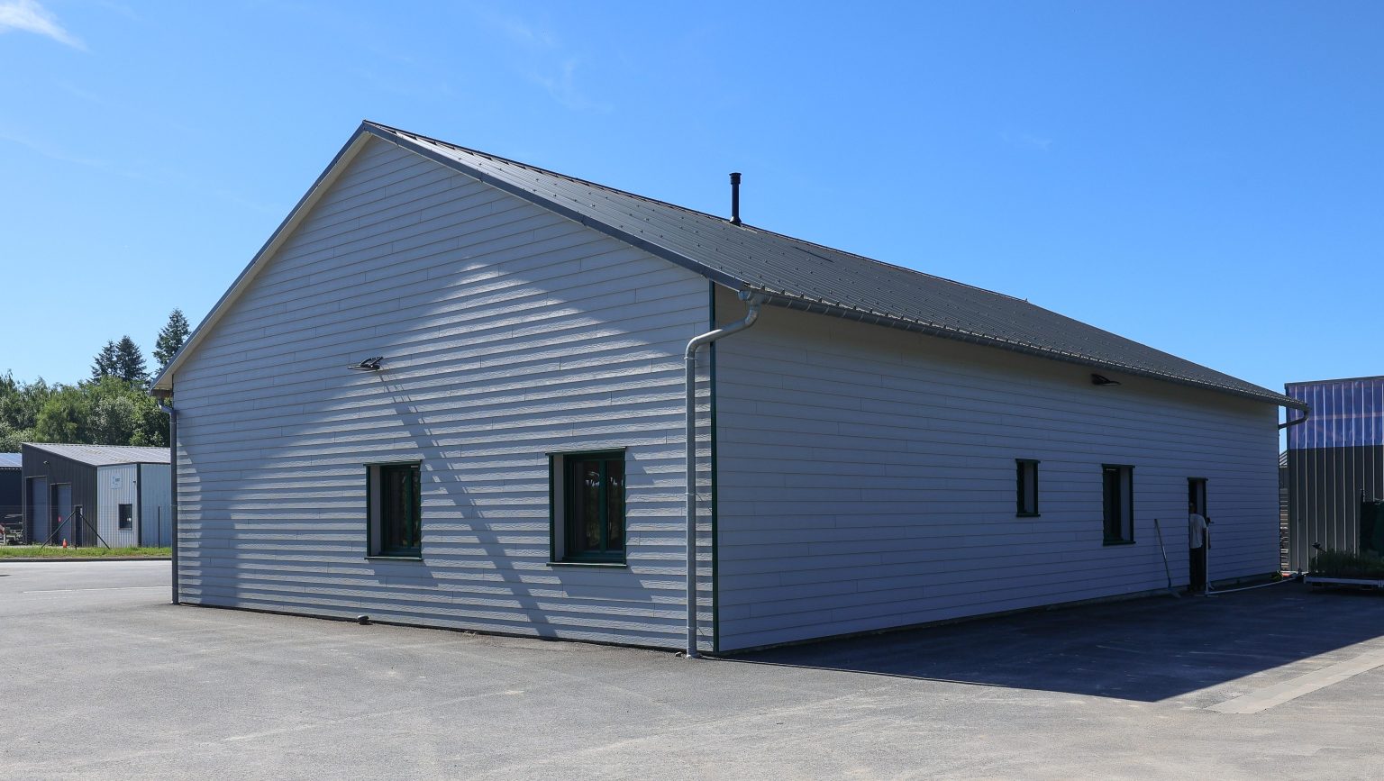 Façade latérale d'un bâtiment professionnel en ossature bois