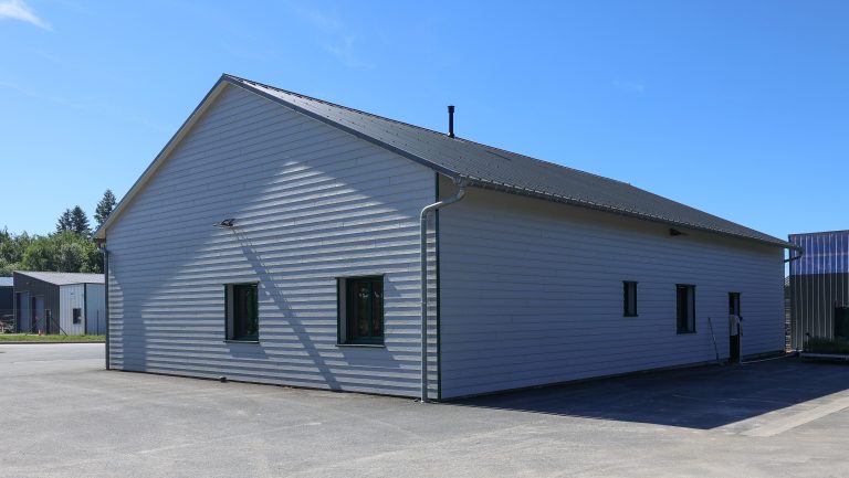 Façade latérale d'un bâtiment professionnel en ossature bois