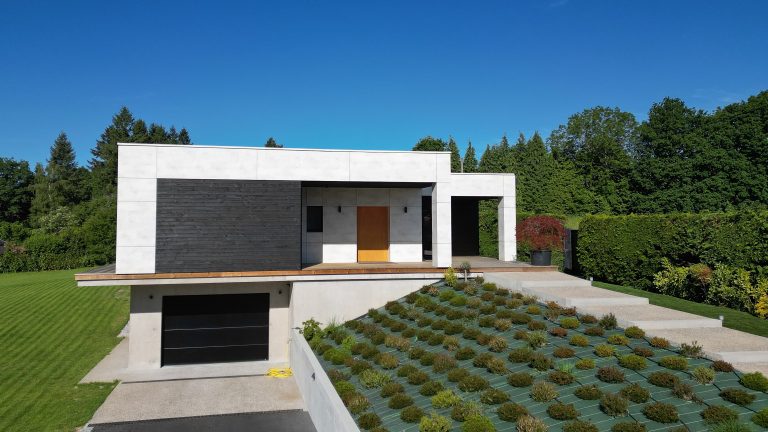 Entrée d'une maison d'architecte avec bardage Douglas noir et panneaux compacts réalisée par GOUNY TMB.