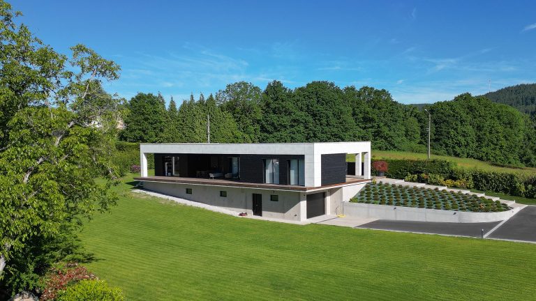 Façade côté jardin d'une maison contemporaine en ossature bois construite par GOUNY TMB à Meymac.