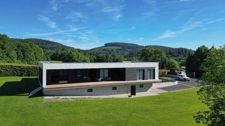 Grande terrasse en bois réalisée par GOUNY TMB autour d'une maison contemporaine à Meymac.