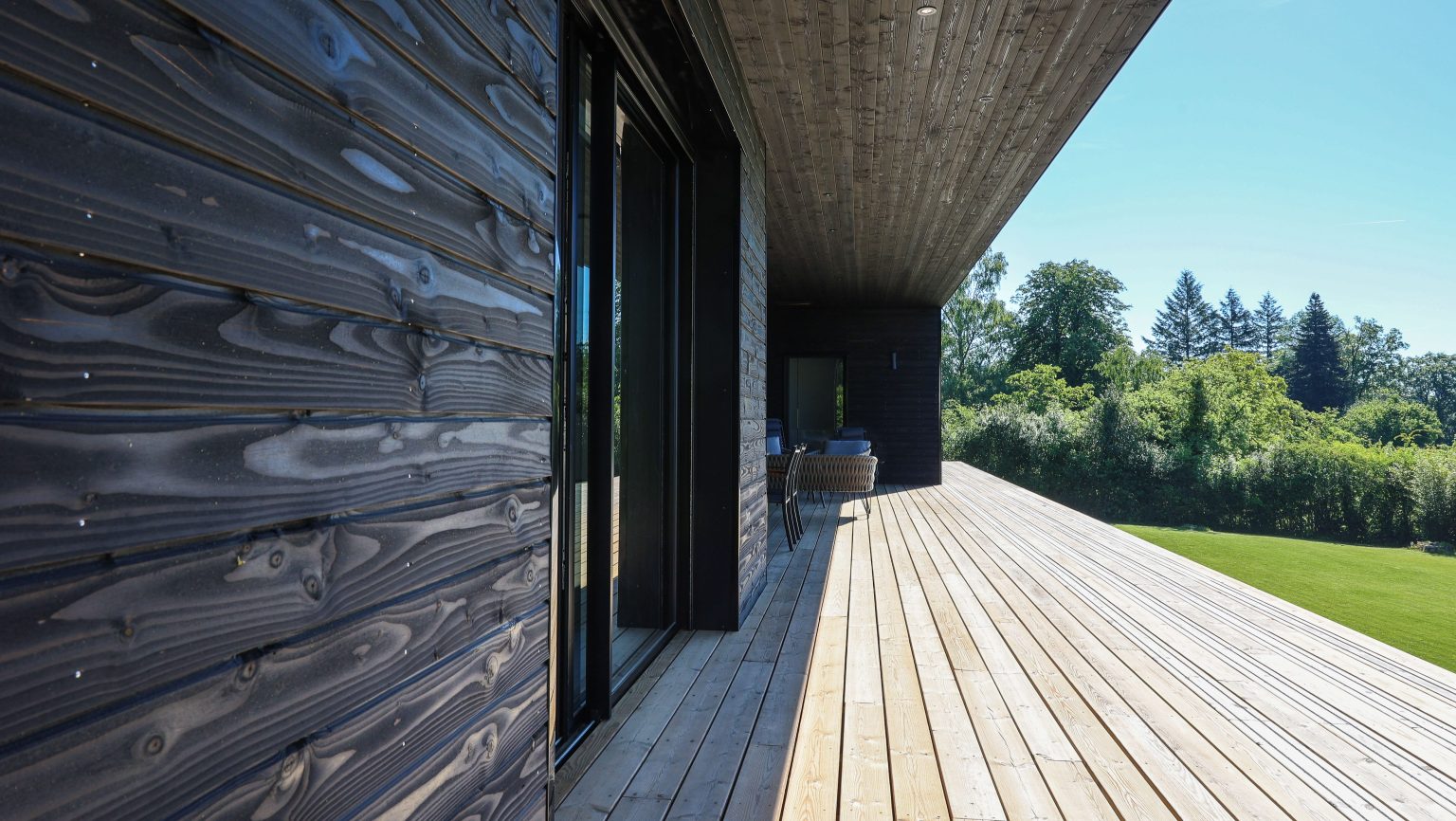 Vue latérale d'une maison d'architecte en ossature bois réalisée par GOUNY TMB à Meymac.