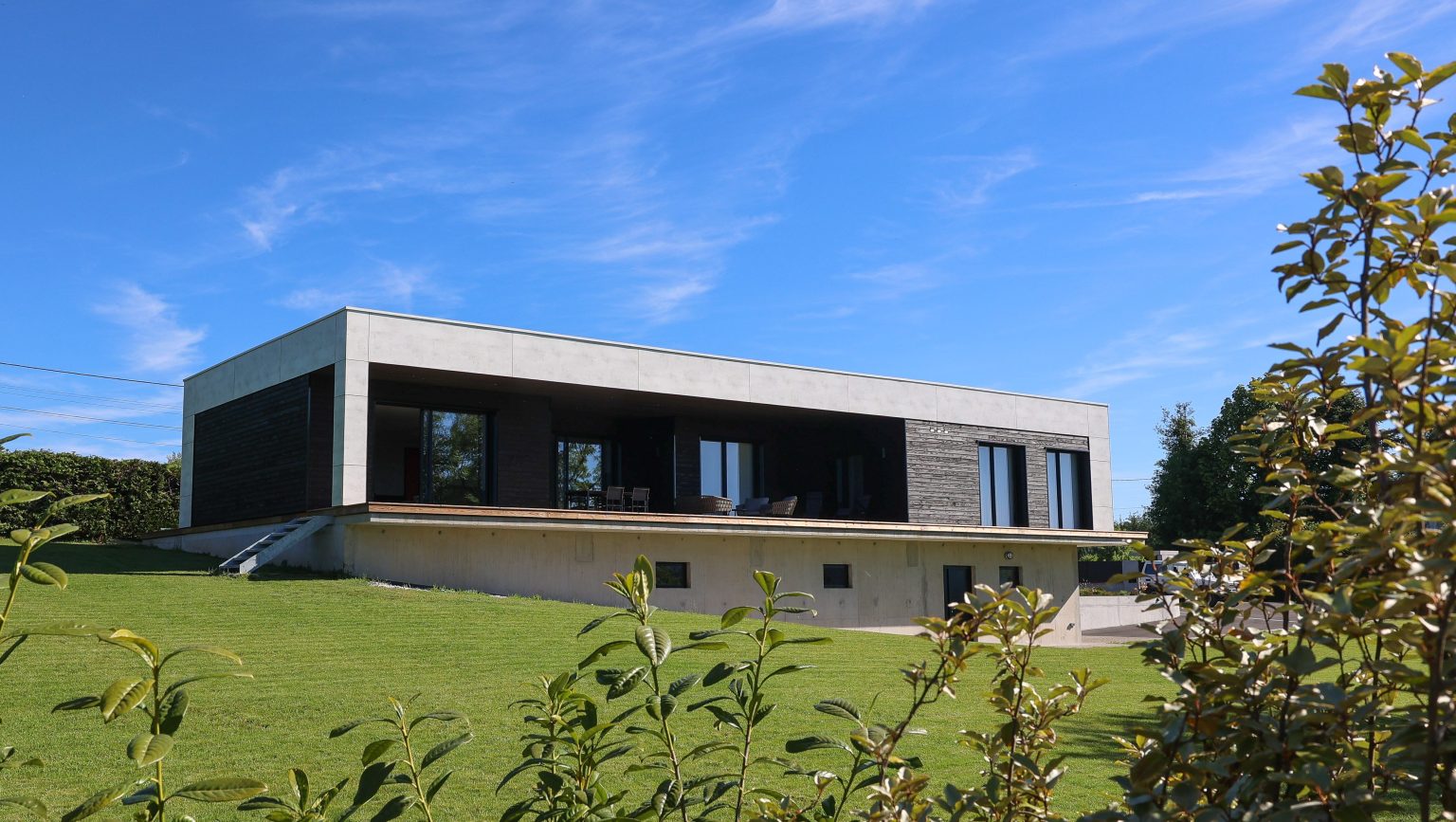 Détail des panneaux compacts utilisés en façade sur une maison contemporaine en ossature bois.