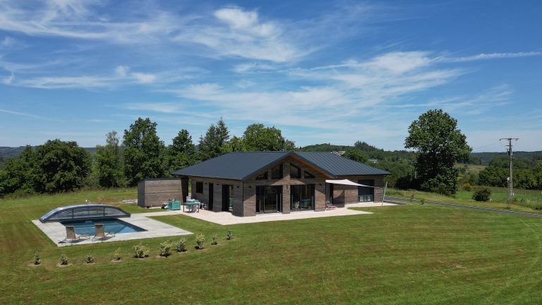 Maison bois avec piscine couverte réalisée par GOUNY TMB à Saint-Angel