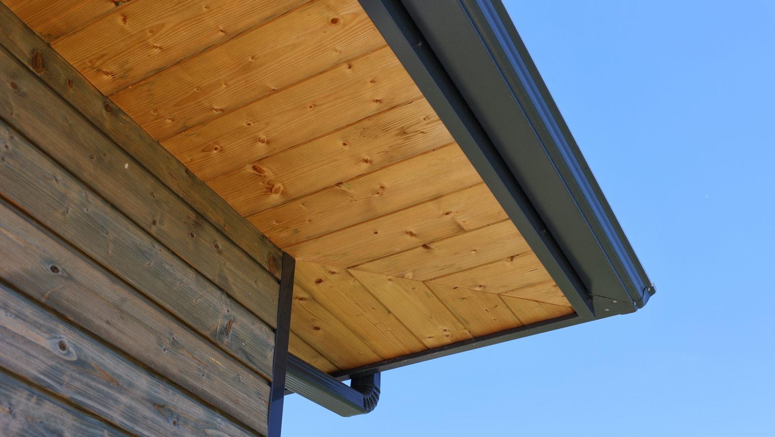 Détail du bardage bois et du débord de toiture d'une maison ossature bois