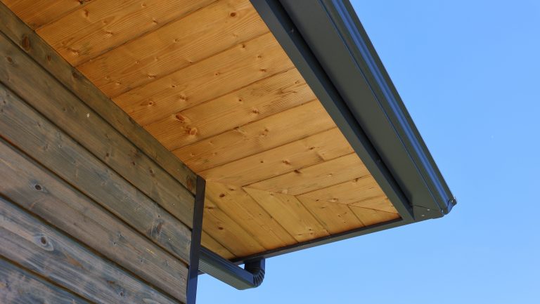 Détail du bardage bois et du débord de toiture d'une maison ossature bois