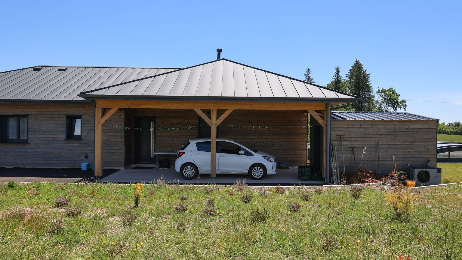 Carport attenant en bois réalisé par GOUNY TMB à Saint-Angel