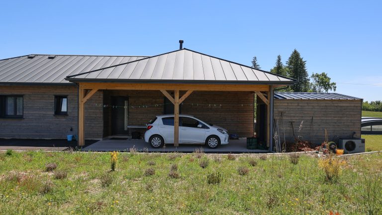 Carport attenant en bois réalisé par GOUNY TMB à Saint-Angel