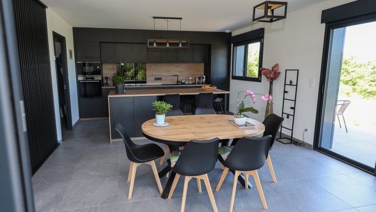 Cuisine ouverte d'une maison ossature bois à Égletons