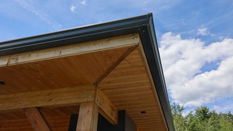 Détail de l'avancée de toiture en charpente bois