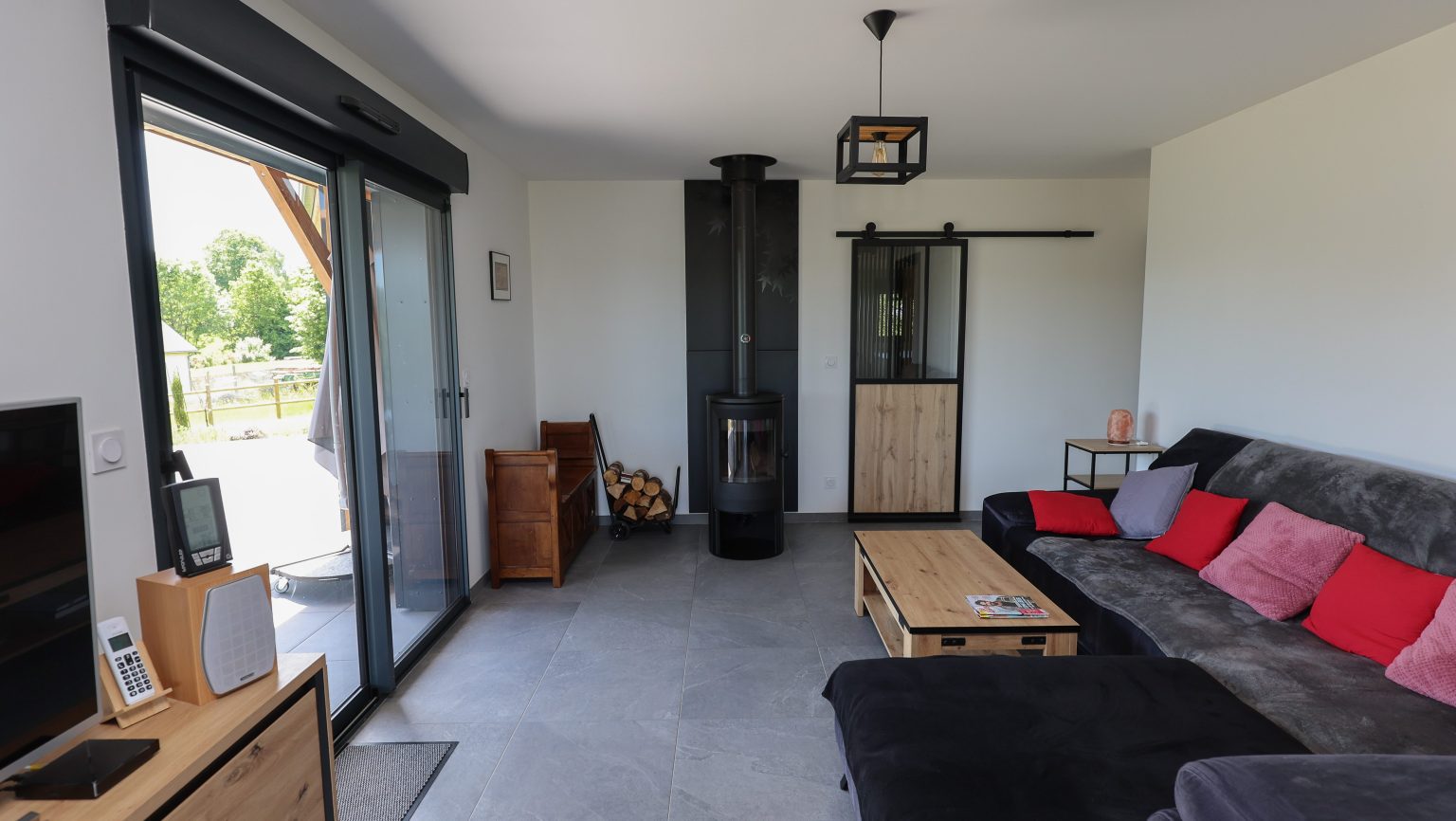Salon lumineux d'une maison ossature bois de plain-pied