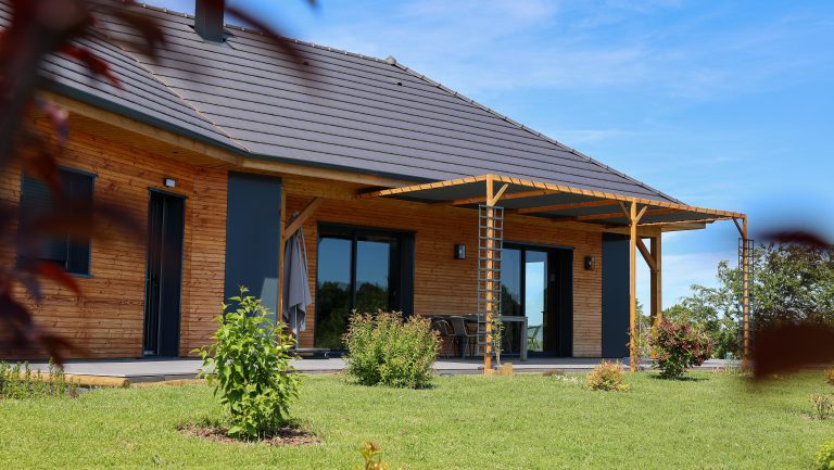 Pergola bois sur terrasse d'une maison ossature bois