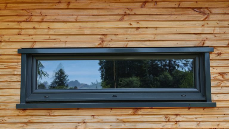 Fenêtre aluminium gris anthracite sur bardage Douglas