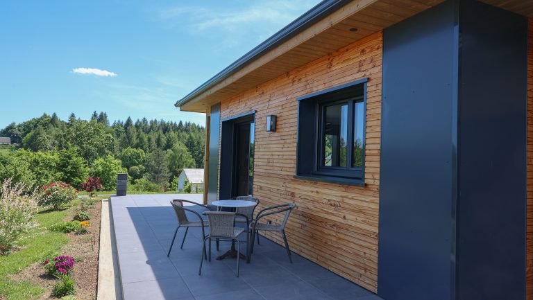 Terrasse extérieure d'une maison ossature bois en Corrèze